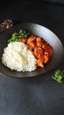 Pirinç ezmeli tavuk körili tavuk tikka masala baharatlı et masada bir kasede taze gurme yemek arkaplanı kırsal yemek üst görünüm fotokopi alanı