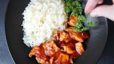 Pirinç ezmeli tavuk körili tavuk tikka masala baharatlı et masada bir kasede taze gurme yemek arkaplanı kırsal yemek üst görünüm fotokopi alanı