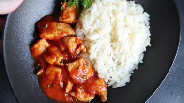 Pirinç ezmeli tavuk körili tavuk tikka masala baharatlı et masada bir kasede taze gurme yemek arkaplanı kırsal yemek üst görünüm fotokopi alanı