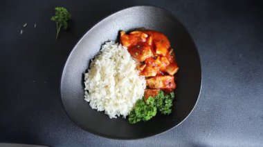 Pirinç ezmeli tavuk körili tavuk tikka masala baharatlı et masada bir kasede taze gurme yemek arkaplanı kırsal yemek üst görünüm fotokopi alanı