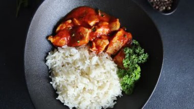 Pirinç ezmeli tavuk körili tavuk tikka masala baharatlı et masada bir kasede taze gurme yemek arkaplanı kırsal yemek üst görünüm fotokopi alanı