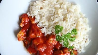 Pirinç ezmeli tavuk körili tavuk tikka masala baharatlı et masada bir kasede taze gurme yemek arkaplanı kırsal yemek üst görünüm fotokopi alanı