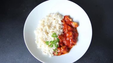 Pirinç ezmeli tavuk körili tavuk tikka masala baharatlı et masada bir kasede taze gurme yemek arkaplanı kırsal yemek üst görünüm fotokopi alanı