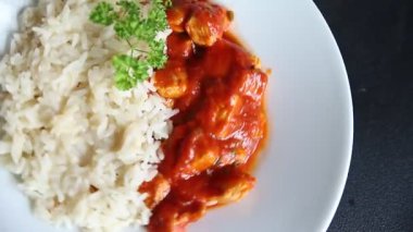 Pirinç ezmeli tavuk körili tavuk tikka masala baharatlı et masada bir kasede taze gurme yemek arkaplanı kırsal yemek üst görünüm fotokopi alanı