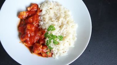 Pirinç ezmeli tavuk körili tavuk tikka masala baharatlı et masada bir kasede taze gurme yemek arkaplanı kırsal yemek üst görünüm fotokopi alanı