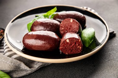 Siyah puding sosis taze lezzetli gurme yemek arkaplanı masanın üstünde rustik yemek üst görünümü fotokopi alanı