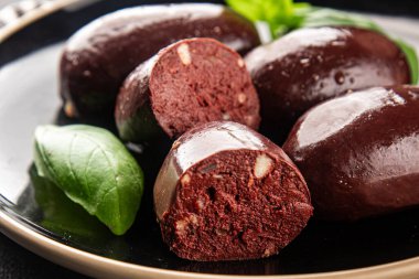 Siyah puding sosis taze lezzetli gurme yemek arkaplanı masanın üstünde rustik yemek üst görünümü fotokopi alanı