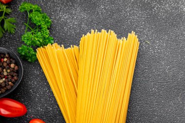 Spagetti makarnası çiğ buğday içeriği masaya taze yemek kırsal yemek üst görünüm uzay yiyecek arka plan fotokopisi