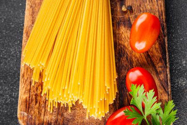 Spagetti makarnası çiğ buğday içeriği masaya taze yemek kırsal yemek üst görünüm uzay yiyecek arka plan fotokopisi