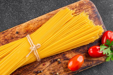 Spagetti makarnası çiğ buğday içeriği masaya taze yemek kırsal yemek üst görünüm uzay yiyecek arka plan fotokopisi