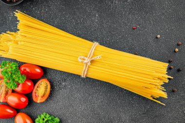 Spagetti makarnası çiğ buğday içeriği masaya taze yemek kırsal yemek üst görünüm uzay yiyecek arka plan fotokopisi