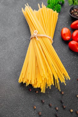 Spagetti makarnası çiğ buğday içeriği masaya taze yemek kırsal yemek üst görünüm uzay yiyecek arka plan fotokopisi