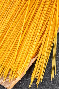 Spagetti makarnası çiğ buğday içeriği masaya taze yemek kırsal yemek üst görünüm uzay yiyecek arka plan fotokopisi