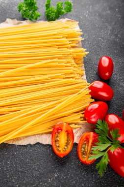 Spagetti makarnası çiğ buğday içeriği masaya taze yemek kırsal yemek üst görünüm uzay yiyecek arka plan fotokopisi