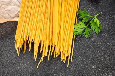 Spagetti makarnası çiğ buğday içeriği masaya taze yemek kırsal yemek üst görünüm uzay yiyecek arka plan fotokopisi