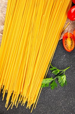 Spagetti makarnası çiğ buğday içeriği masaya taze yemek kırsal yemek üst görünüm uzay yiyecek arka plan fotokopisi