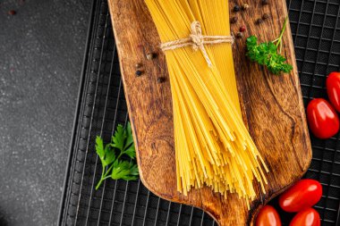 Spagetti makarnası çiğ buğday içeriği masaya taze yemek kırsal yemek üst görünüm uzay yiyecek arka plan fotokopisi