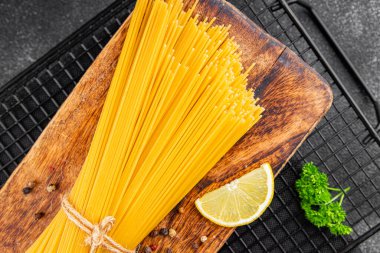 Spagetti makarnası çiğ buğday içeriği masaya taze yemek kırsal yemek üst görünüm uzay yiyecek arka plan fotokopisi