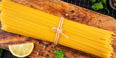 Spagetti makarnası çiğ buğday içeriği masaya taze yemek kırsal yemek üst görünüm uzay yiyecek arka plan fotokopisi