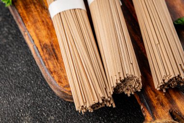 Karabuğday eriştesi çiğ soba taze yemek... Asya mutfağı masanın üstünde... kırsal yemekler... fotokopi alanı...