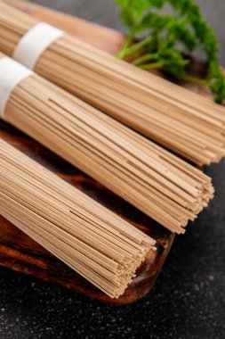 Karabuğday eriştesi çiğ soba taze yemek... Asya mutfağı masanın üstünde... kırsal yemekler... fotokopi alanı...