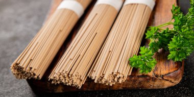 Karabuğday eriştesi çiğ soba taze yemek... Asya mutfağı masanın üstünde... kırsal yemekler... fotokopi alanı...