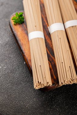 Karabuğday eriştesi çiğ soba taze yemek... Asya mutfağı masanın üstünde... kırsal yemekler... fotokopi alanı...