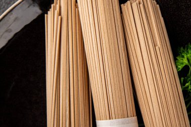 Karabuğday eriştesi çiğ soba taze yemek... Asya mutfağı masanın üstünde... kırsal yemekler... fotokopi alanı...