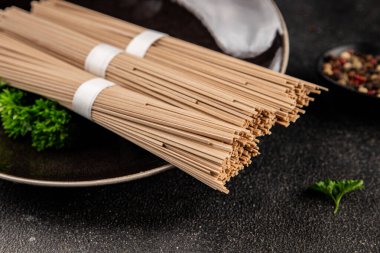 Karabuğday eriştesi çiğ soba taze yemek... Asya mutfağı masanın üstünde... kırsal yemekler... fotokopi alanı...