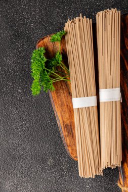 Karabuğday eriştesi çiğ soba taze yemek... Asya mutfağı masanın üstünde... kırsal yemekler... fotokopi alanı...