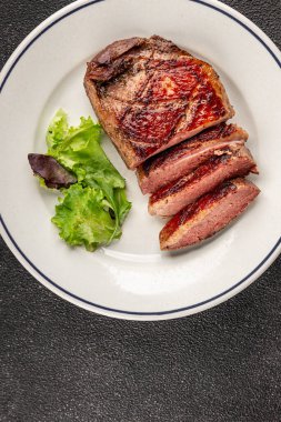 Ördek göğsü rosto et kümes hayvanları taze lezzetli gurme yemek arkaplan masa üzerinde rustik gıda üst görünüm fotokopi alanı