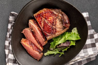 Ördek göğsü rosto et kümes hayvanları taze lezzetli gurme yemek arkaplan masa üzerinde rustik gıda üst görünüm fotokopi alanı