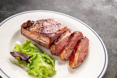 Ördek göğsü rosto et kümes hayvanları taze lezzetli gurme yemek arkaplan masa üzerinde rustik gıda üst görünüm fotokopi alanı