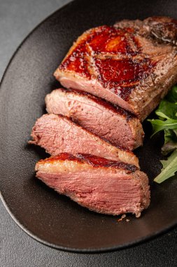 Ördek göğsü rosto et kümes hayvanları taze lezzetli gurme yemek arkaplan masa üzerinde rustik gıda üst görünüm fotokopi alanı