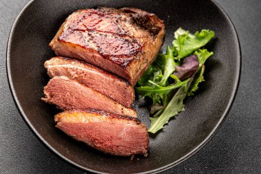 Ördek göğsü rosto et kümes hayvanları taze lezzetli gurme yemek arkaplan masa üzerinde rustik gıda üst görünüm fotokopi alanı