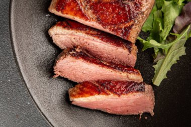 Ördek göğsü rosto et kümes hayvanları taze lezzetli gurme yemek arkaplan masa üzerinde rustik gıda üst görünüm fotokopi alanı