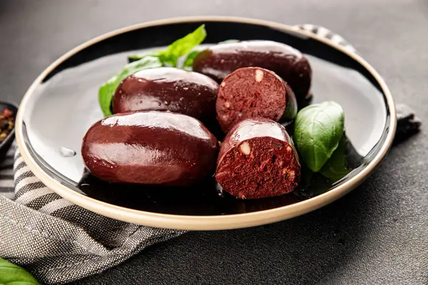 Siyah puding sosis taze lezzetli gurme yemek arkaplanı masanın üstünde rustik yemek üst görünümü fotokopi alanı