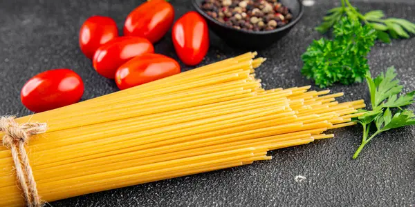 Spagetti makarnası çiğ buğday içeriği masaya taze yemek kırsal yemek üst görünüm uzay yiyecek arka plan fotokopisi