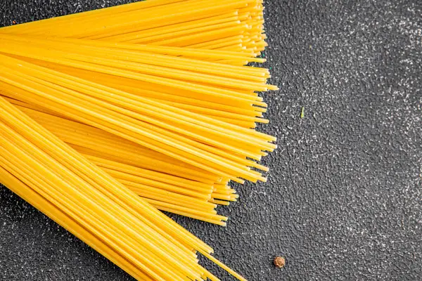 Spagetti makarnası çiğ buğday içeriği masaya taze yemek kırsal yemek üst görünüm uzay yiyecek arka plan fotokopisi