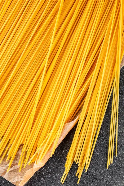 Spagetti makarnası çiğ buğday içeriği masaya taze yemek kırsal yemek üst görünüm uzay yiyecek arka plan fotokopisi