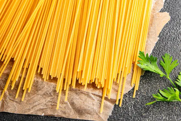 Spagetti makarnası çiğ buğday içeriği masaya taze yemek kırsal yemek üst görünüm uzay yiyecek arka plan fotokopisi