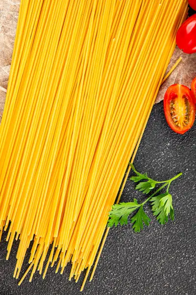 Spagetti makarnası çiğ buğday içeriği masaya taze yemek kırsal yemek üst görünüm uzay yiyecek arka plan fotokopisi