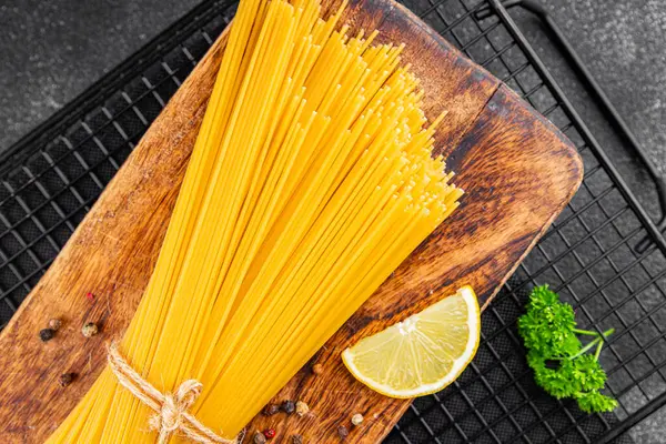 Spagetti makarnası çiğ buğday içeriği masaya taze yemek kırsal yemek üst görünüm uzay yiyecek arka plan fotokopisi
