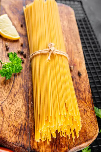 Spagetti makarnası çiğ buğday içeriği masaya taze yemek kırsal yemek üst görünüm uzay yiyecek arka plan fotokopisi