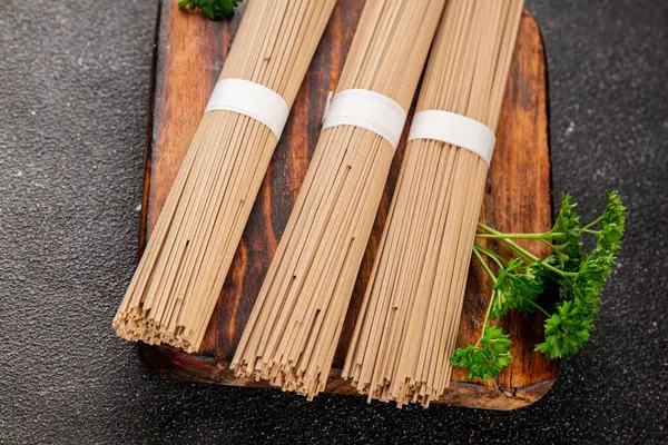 Karabuğday eriştesi çiğ soba taze yemek... Asya mutfağı masanın üstünde... kırsal yemekler... fotokopi alanı...