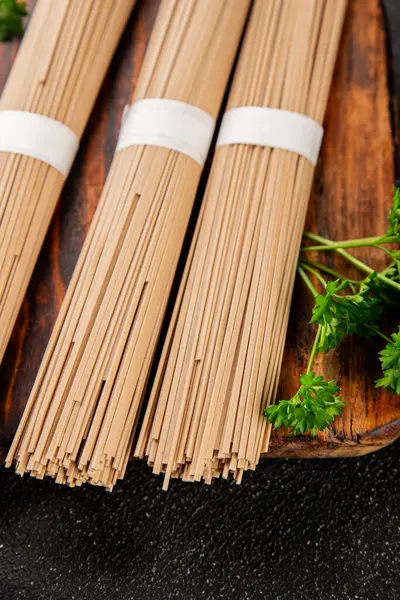 Karabuğday eriştesi çiğ soba taze yemek... Asya mutfağı masanın üstünde... kırsal yemekler... fotokopi alanı...