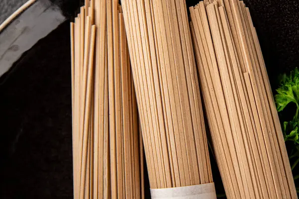 Karabuğday eriştesi çiğ soba taze yemek... Asya mutfağı masanın üstünde... kırsal yemekler... fotokopi alanı...