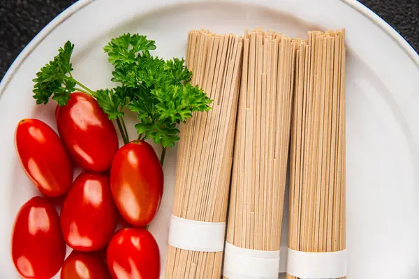 Karabuğday eriştesi çiğ soba taze yemek... Asya mutfağı masanın üstünde... kırsal yemekler... fotokopi alanı...