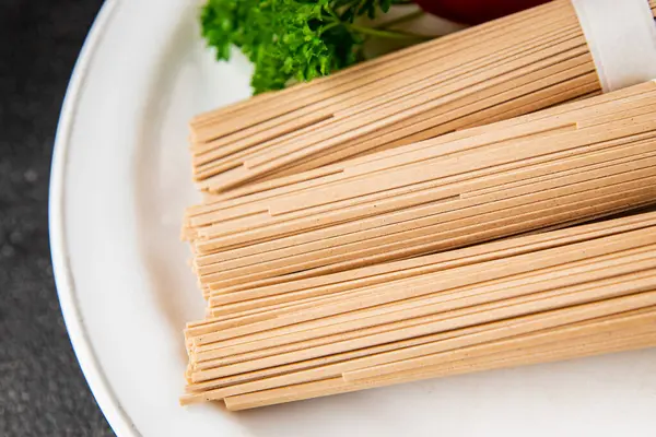 Karabuğday eriştesi çiğ soba taze yemek... Asya mutfağı masanın üstünde... kırsal yemekler... fotokopi alanı...