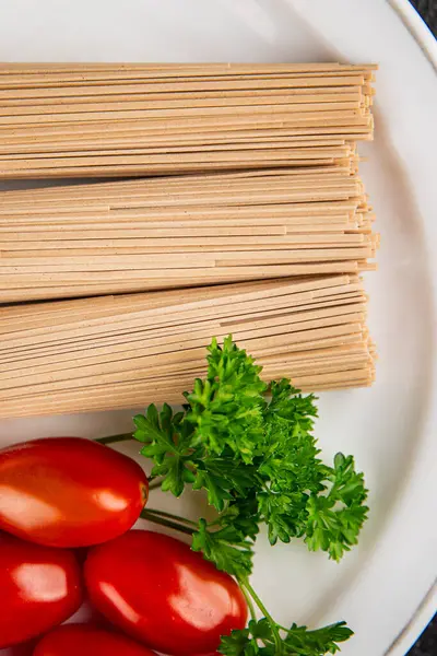 Karabuğday eriştesi çiğ soba taze yemek... Asya mutfağı masanın üstünde... kırsal yemekler... fotokopi alanı...